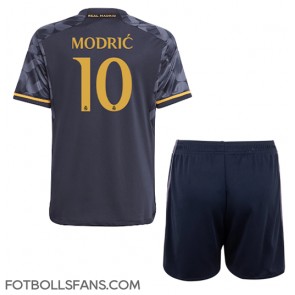 Real Madrid Luka Modric #10 Replika Bortatröja Barn 2023-24 Kortärmad (+ Korta byxor)